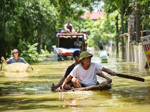 Hơn 800 hộ ở Hà Nội vẫn bị cô lập trong nước lũ, dân bơi trước cửa nhà